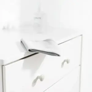 Jak czyścić białe meble z połyskiem